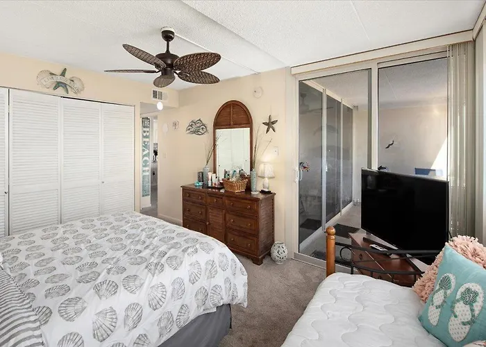 Beautiful Views From 2 Bedroom With Outdoor Pool! *