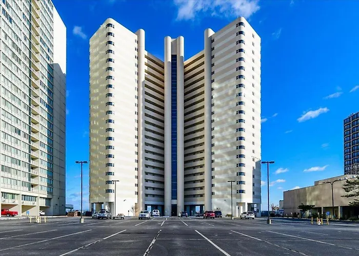 Beautiful Views From 2 Bedroom With Outdoor Pool!