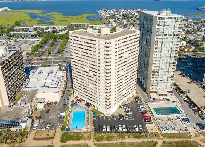 Beautiful Views From 2 Bedroom Atlantis With Outdoor Pool! *